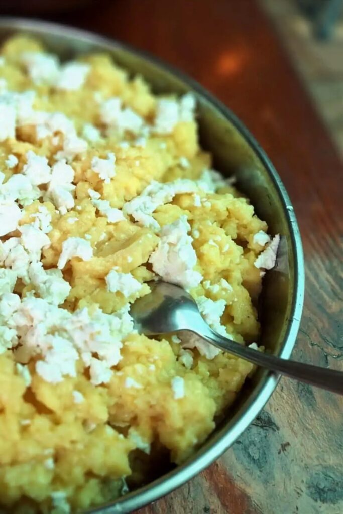 Традиционен Раждавички качамак с печени картофи във фурна на дърва