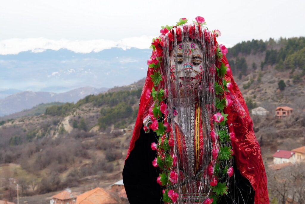 Възстановка на обичая „гелина“ с писане на булка и домашен обяд в Рибново