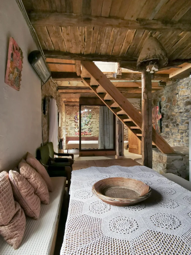 Гнездото на 300 години с омайна гледка към Родопите